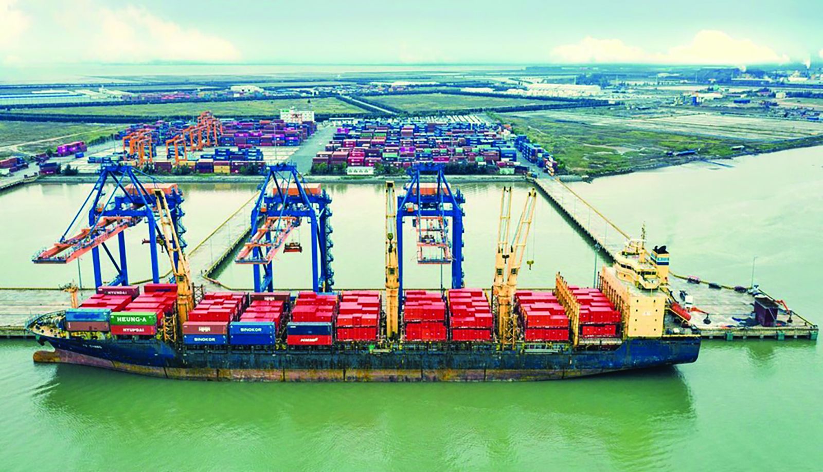  Liên kết cảng biển sẽ giúp tăng công suất làm hàng. Ảnh: Hồng Phong