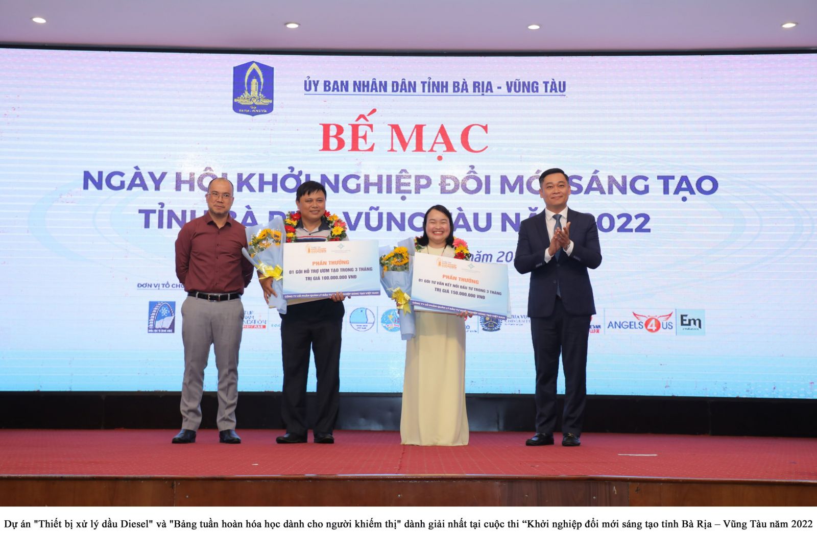 <p/>Ông Phạm Quang Nhật - Giám đốc Sở KH&CN (ngoài cùng bên phải) trao giải nhất cho tác giả dự án Thiết bị xử lý dầu Diesel và Bảng tuần hoàn hoá học dành cho người khiếm thị