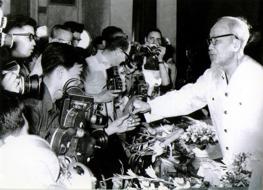  Chủ tịch Hồ Chí Minh đã sử dụng báo chí để đưa Cách mạng Việt Nam trở thành một bộ phận của Quốc tế Cộng sản và phong trào giải phóng dân tộc khắp thế giới. (Chủ tịch Hồ Chí Minh gặp gỡ phóng viên các cơ quan báo chí trong và ngoài nước tại Hà Nội tháng 5/1968. Ảnh: TTXVN)