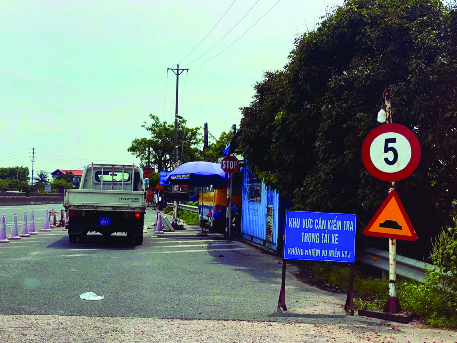  Trạm thu phí Tiên Cựu, nơi trạm cân lưu động của Thanh tra giao thông (Sở GTVT Hải Phòng) đặt cân để kiểm soát tải trọng phương tiện.