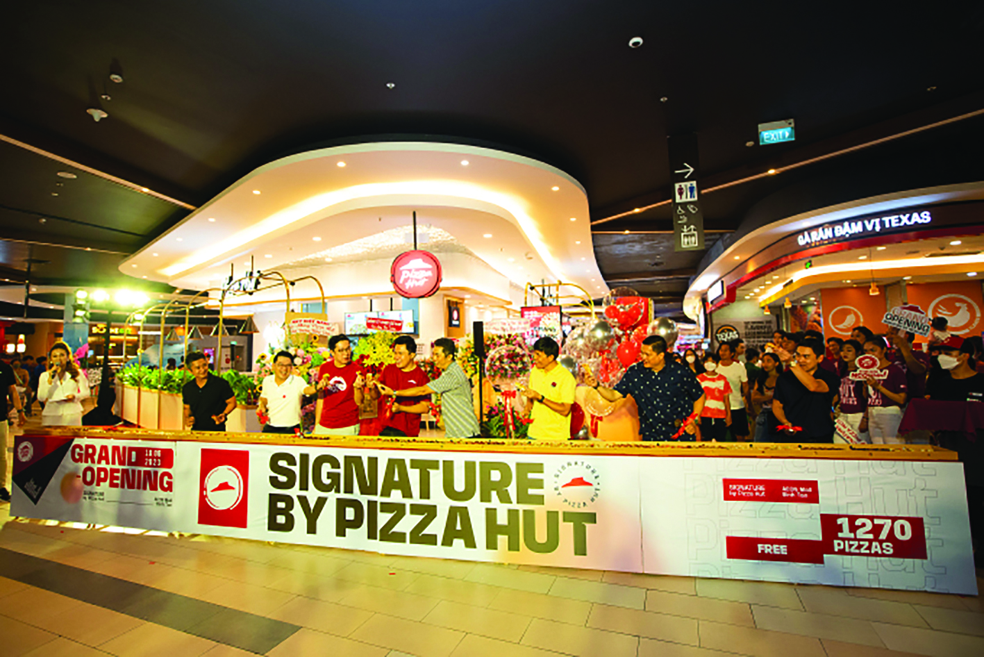  Màn cắt chiếc bánh pizza L1MO tại lễ khai trương cửa hàng Pizza Hut Signature đầu tiên tại Việt Nam; Ảnh: Pizza Hut