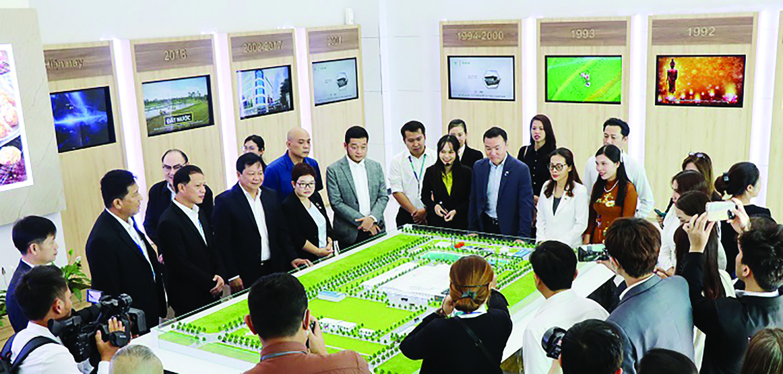  Phó Chủ tịch UBND tỉnh Trần Văn Mi và đoàn doanh nghiệp Nhật Bản khảo sát thực tế cơ sở hạ tầng Khu công nghiệp Becamex - Bình Phước.
