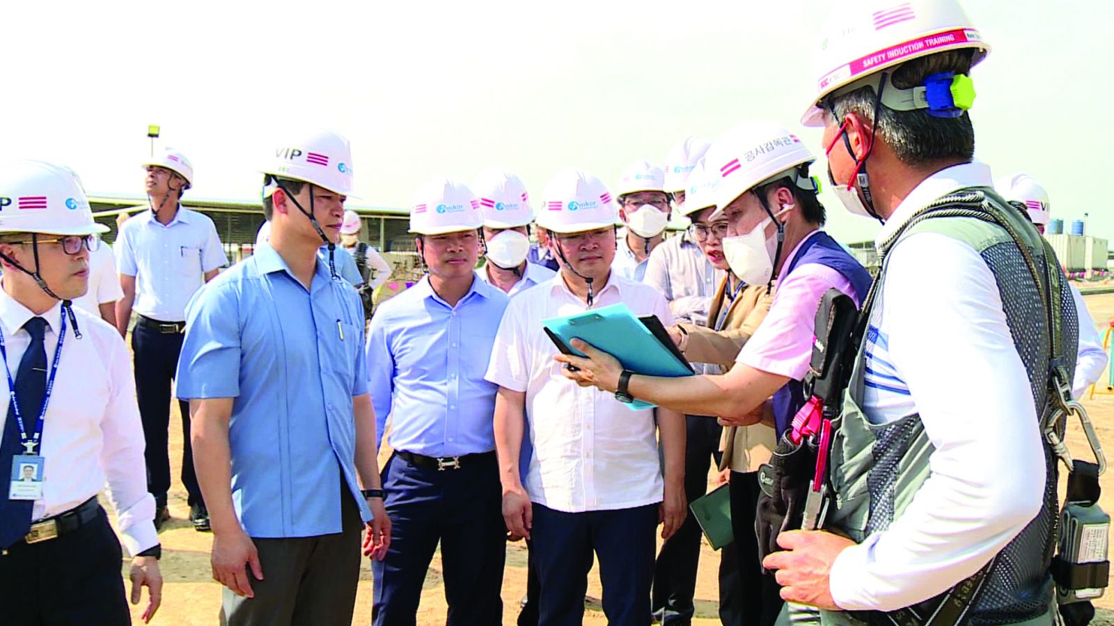  Bí thư Tỉnh ủy Bắc Ninh Nguyễn Anh Tuấn và lãnh đạo CT Amkor kiểm tra thực địa dự án nhà máy Amkor tại KCN Yên Phong II-C ngày 4/5/2023 