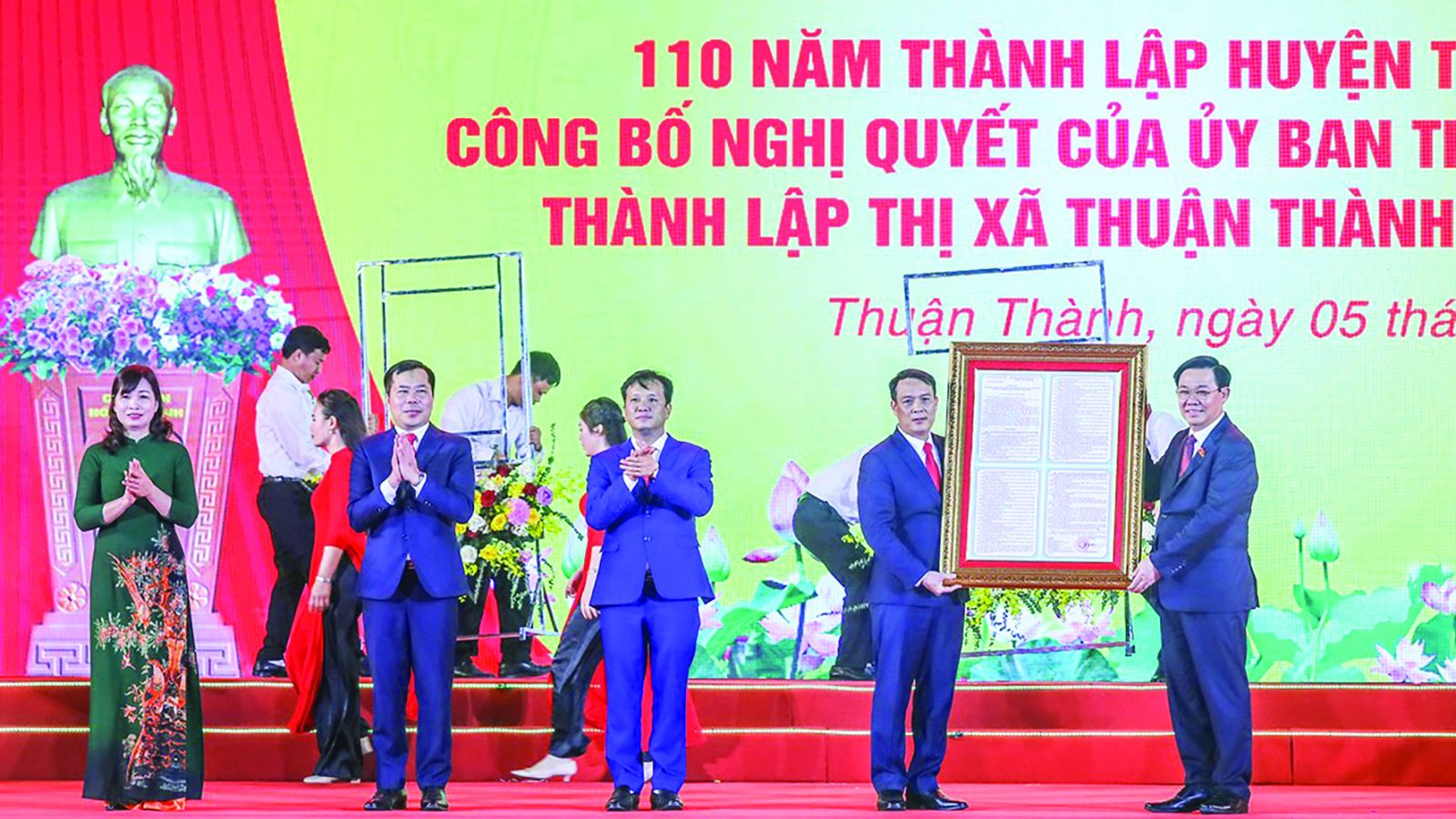  Chủ tịch Quốc hội Vương Đình Huệ trao tặng ảnh Bác Hồ và Nghị quyết của UBTVp/Quốc hội cho Đảng bộ, chính quyền Thuận Thành về việc thành lập thị xã và các phường thuộc TX. Thuận Thành.