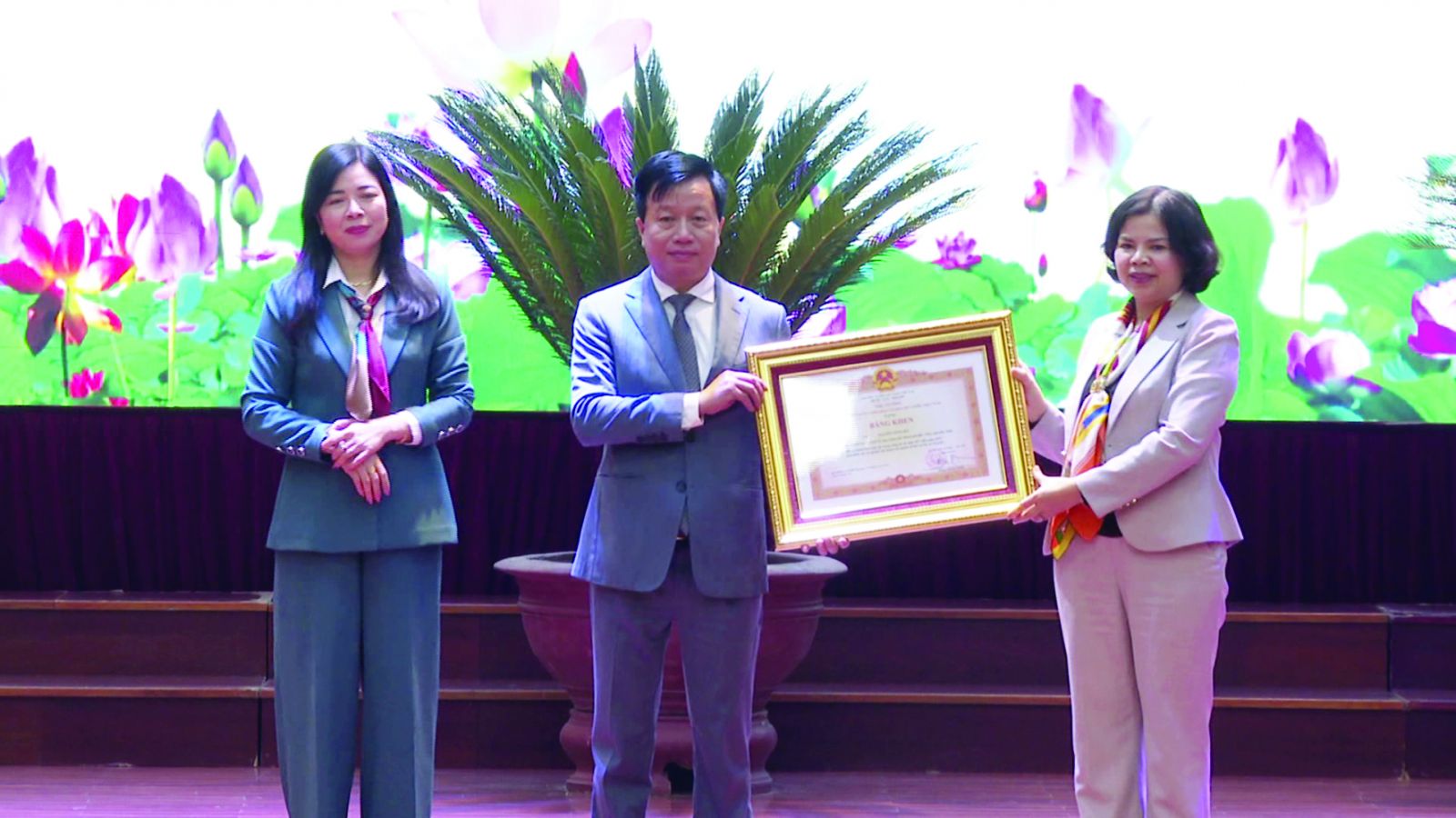  Chủ tịch UBND tỉnh Bắc Ninh trao Bằng khen cho lãnh đạo TP Bắc Ninh đạt kết quả công tác năm 2022