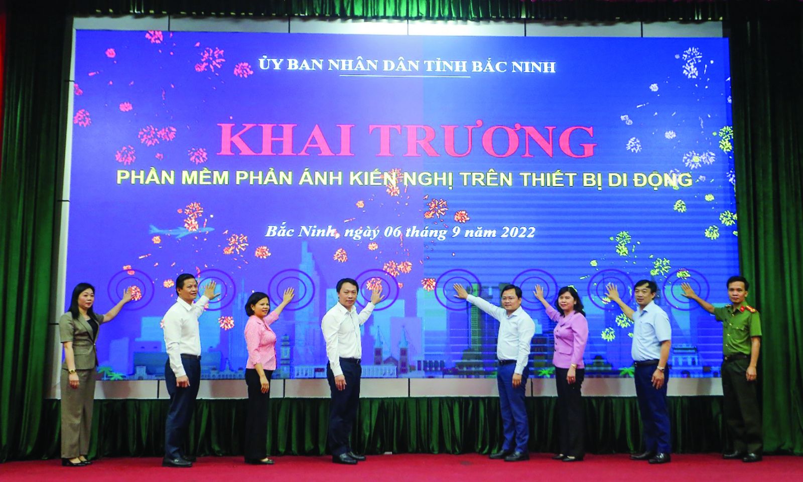  Lãnh đạo Bộ TTTT cùng lãnh đạo tỉnh Bắc Ninh thực hiện nghi thức khai trương phần mềm phản ánh kiến nghị trên thiết bị di động
