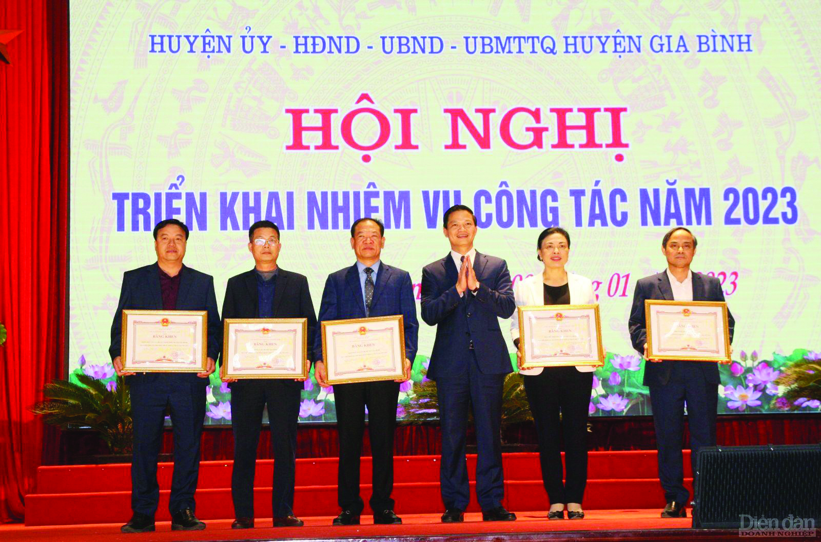  Lãnh đạo tỉnh Bắc Ninh tặng Bằng khen cho Đảng bộ, chính quyền và nhân dân huyện Gia Bình đạt kết quả công tác năm 2022