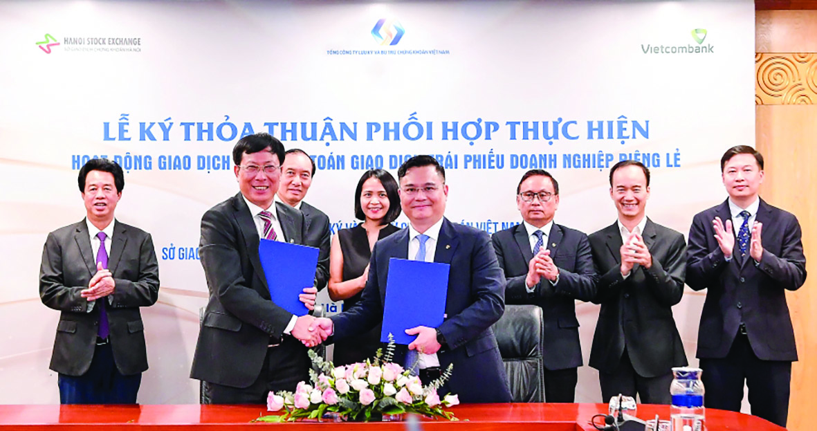 p/Ông Nguyễn Thanh Tùng – Tổng Giám đốc Vietcombank (bên phải) và ông Dương Văn Thanh – Tổng Giám đốc VSDC ký kết thỏa thuận phối hợp