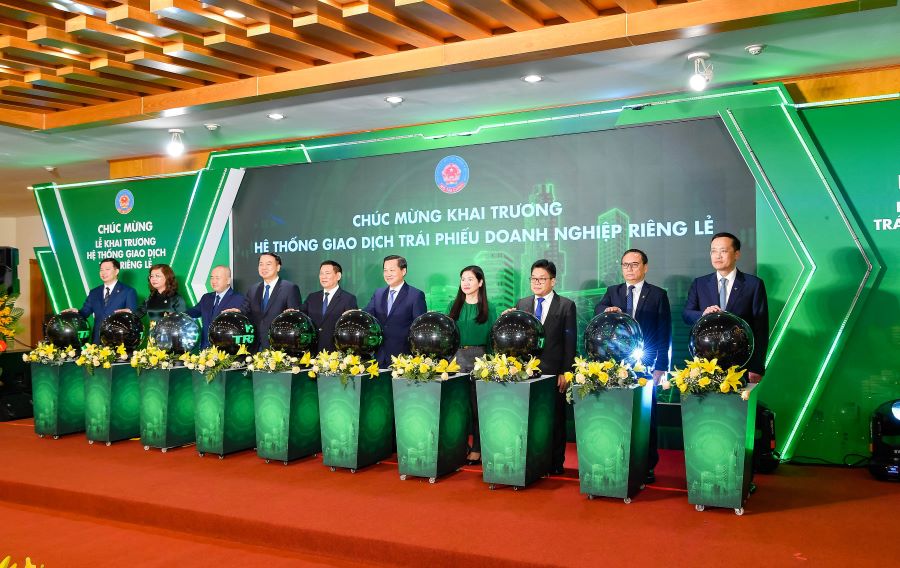 Phó Thủ tướng Chính phủ Lê Minh Khái và các đại biểu  khai trương hệ thống giao dịch trái phiếu doanh nghiệp riêng lẻ