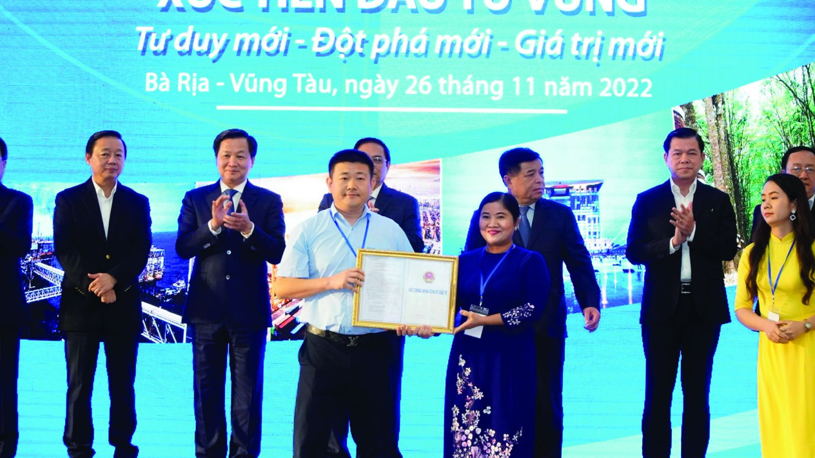  Chủ tịch UBND tỉnh Bình Phước trao chứng nhận đầu tư cho dự án Nhà máy sản xuất đá thạch anh, đá nhân tạo của Công ty TNHH Công nghiệp AUREA)