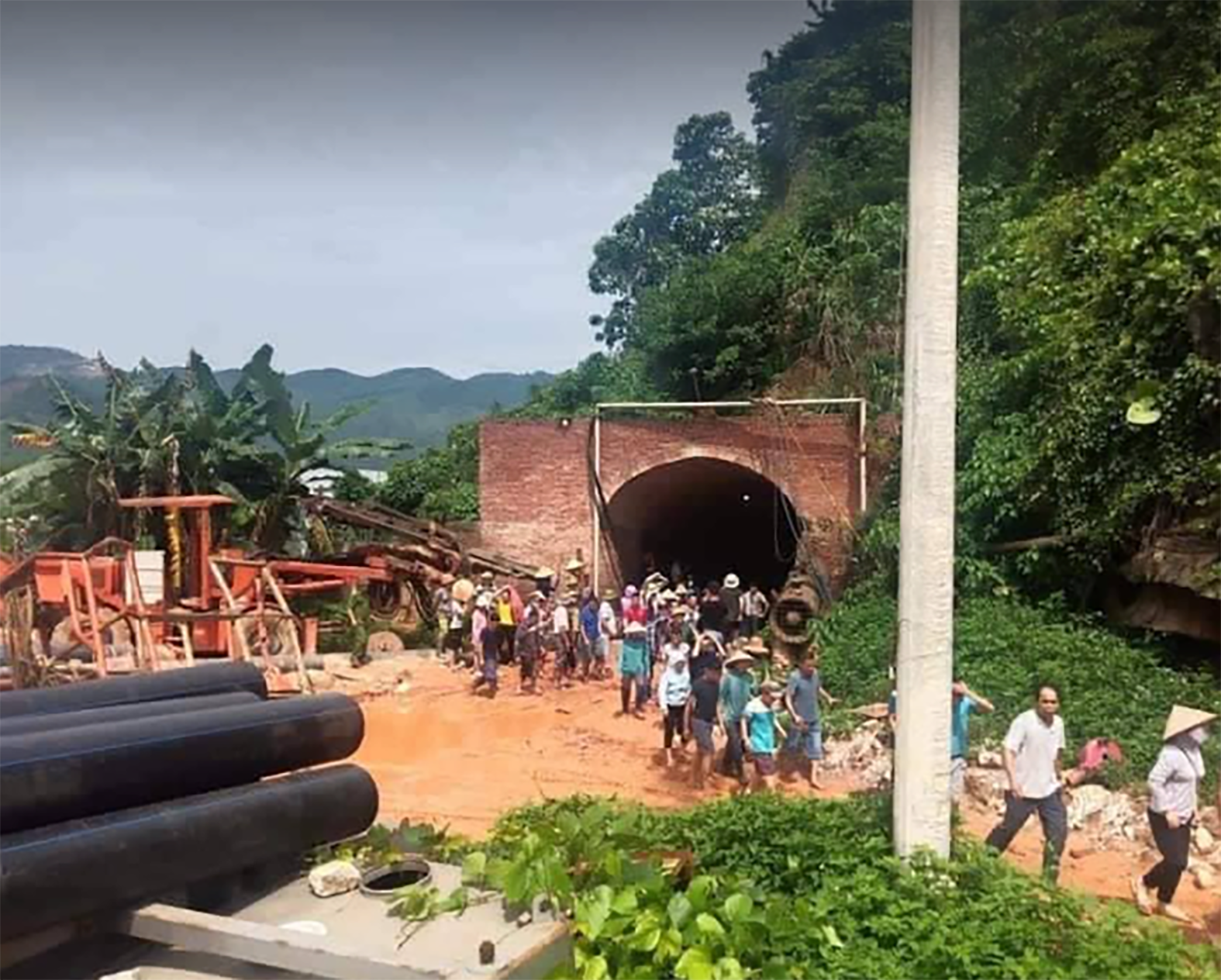  Người dân xã Châu Hồng, huyện Quỳ Hợp kéo đến hầm mỏ của Công ty CP Tân Hoàng Khang đang khai thác quặng thiếc vì nghi ngờ gây ra những hiện tượng sụt lút bất thường trên địa bàn vào thời điểm cuối tháng 5/2022.
