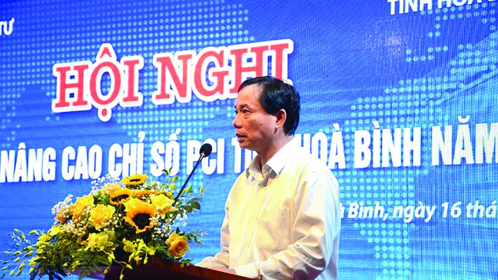  Ông Bùi Văn Khánh, Chủ tịch Ủy ban nhân dân tỉnh Hoà Bình phát biểu tại hội nghị