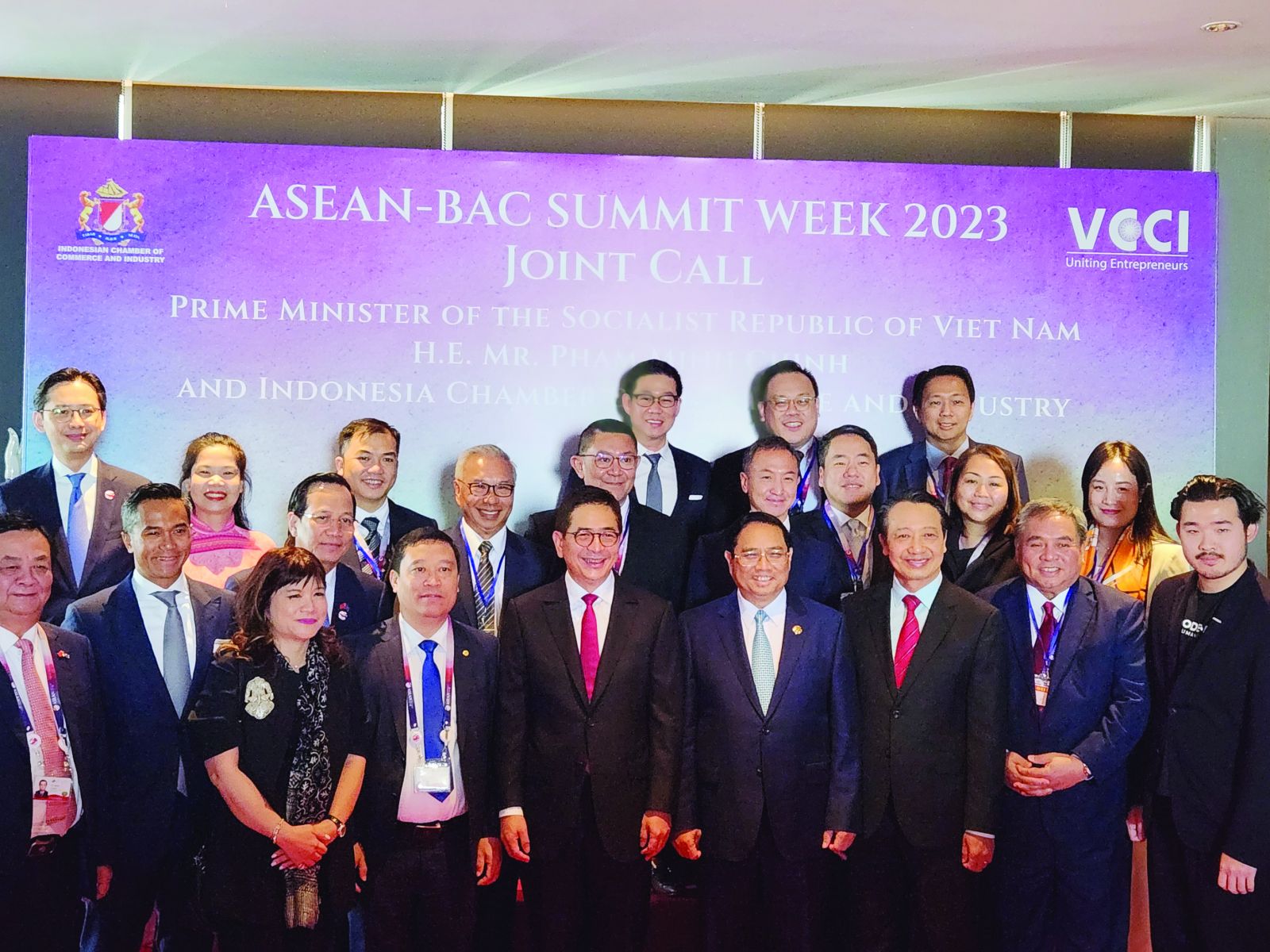  Thủ tướng Chính phủ Phạm Minh Chính chụp ảnh lưu niệm cùng các đại biểu tại Hội nghị Thượng đỉnh Kinh doanh đầu tư ASEAN 2023. 