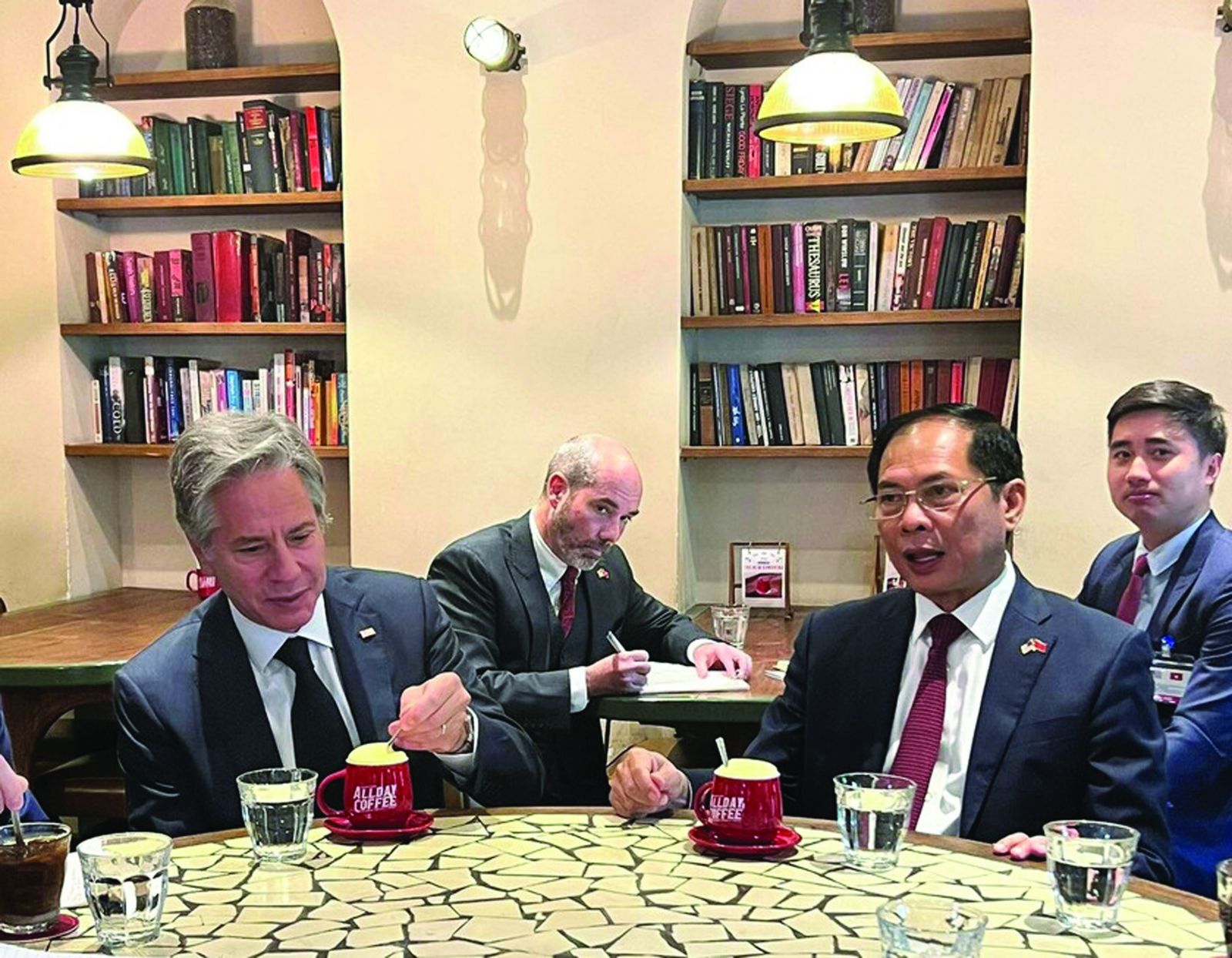p/Ngoại trưởng Mỹ Antony Blinken và Bộ trưởng Ngoại giao Việt Nam Bùi Thanhp/Sơn thưởng thức cà phê trứng tại một quán cà phê ở phố Hàng Bún quận Hoàn Kiếm, Hà Nội ngày 11/9/2023.