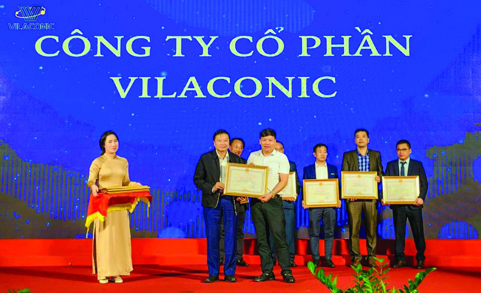  Tổng giám đốc Hoàng Văn Ngoạn nhận Bằng khen của UBND tỉnh Nghệ An về những thành tích xuất sắc trong lĩnh vực xuất nhập khẩu
