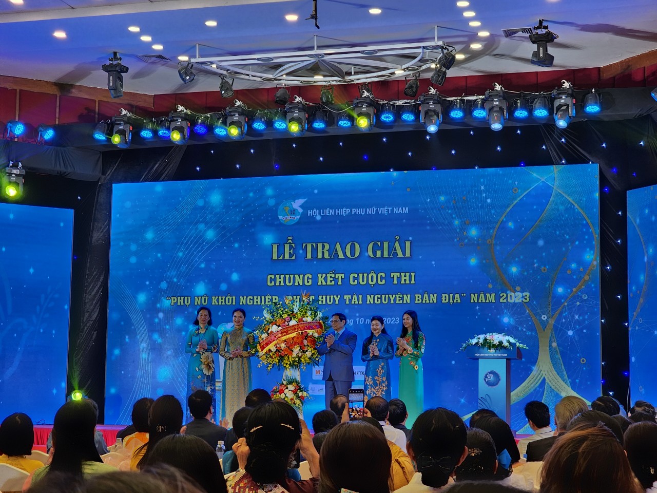 Thủ tướng Phạm Chính tặng hoa cho Lãnh đạo Hội Liên hiệp Phụ nữ