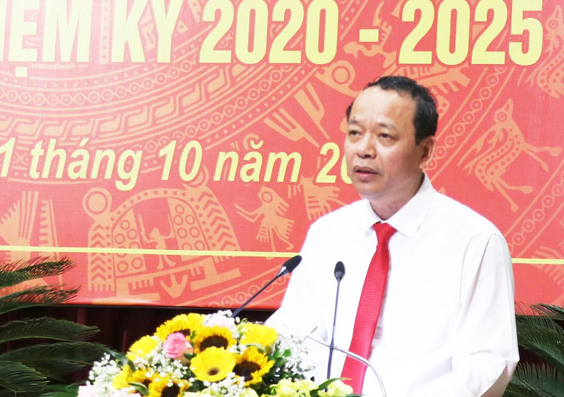 Phó Bí thư Thường trực Tỉnh ủy, Chủ tịch HĐND tỉnh Nguyễn Quốc Chung trình bày Báo cáo sơ kết giữa nhiệm kỳ thực hiện NQĐH Đảng bộ tỉnh lần thứ XX