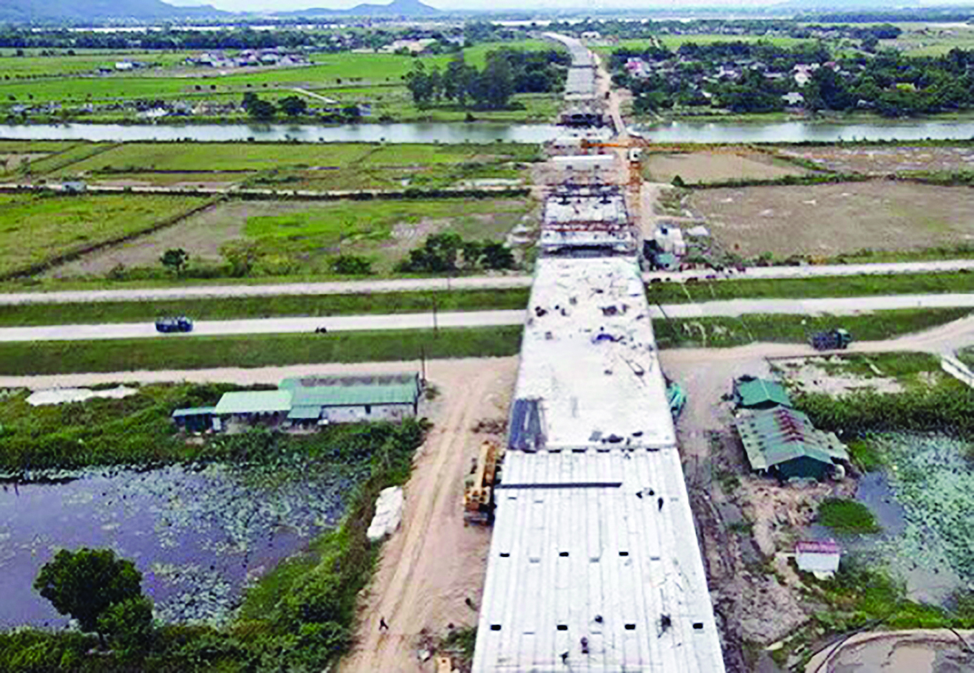  Cầu Hưng Đức vượt sông Lam nối 2 tỉnh Nghệ An và Hà Tĩnh trên tuyến cao tốc Bắc - Nam đang được triển khai xây dựng. Ảnh Báo Hà Tĩnh