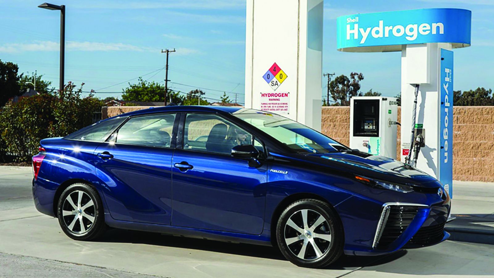  Toyota Mirai đang tiếp nhiên liệu tại một trạm cung cấp hydro