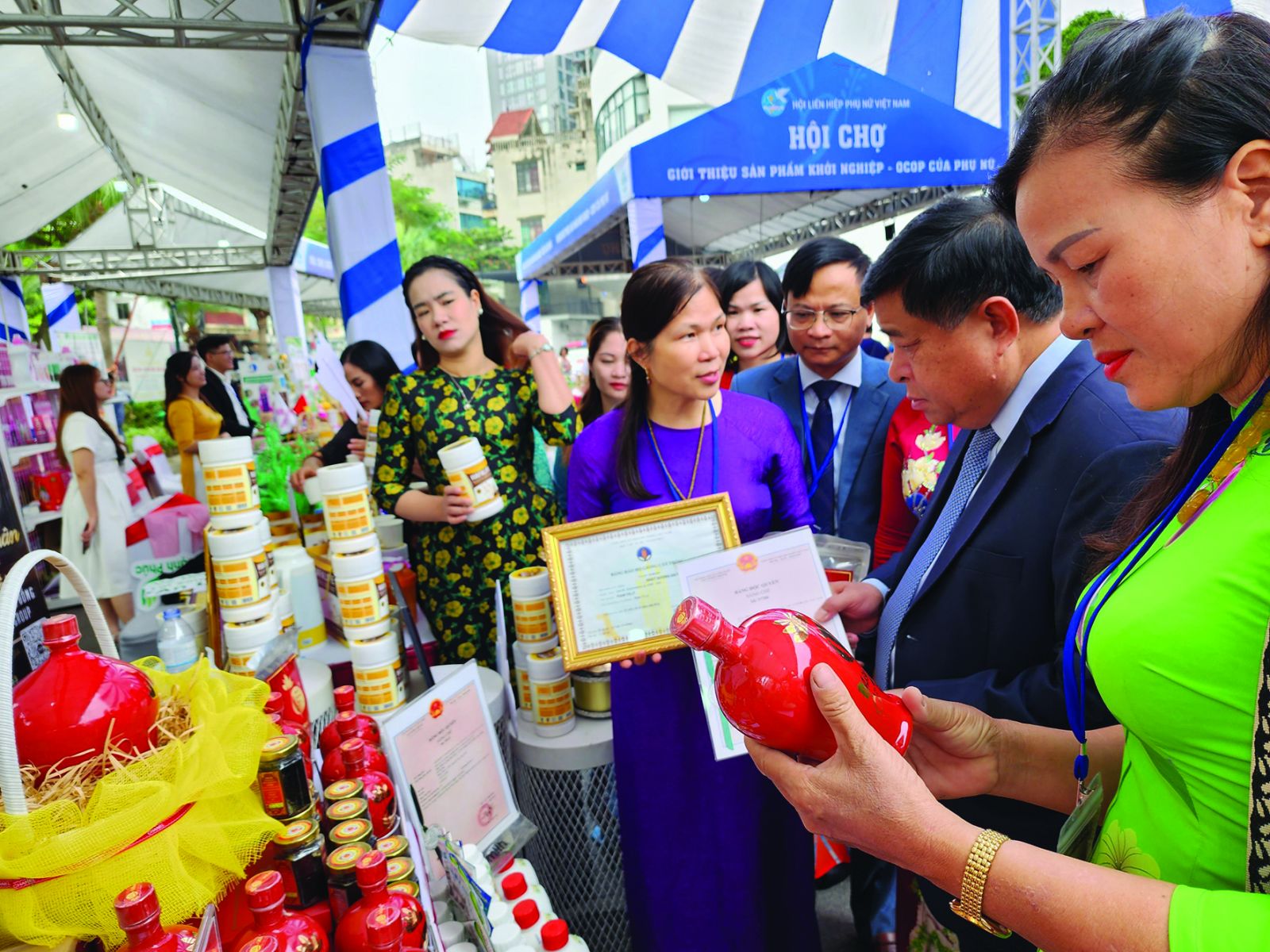  Bộ trưởng Bộ Kế hoạch và Đầu tư Nguyễn Chí Dũng tham quan gian hàng và động viên phụ nữ khởi nghiệp tại Hội chợ giới thiệu sản phẩm khởi nghiệp, OCOP của phụ nữ ở Hà Nội.