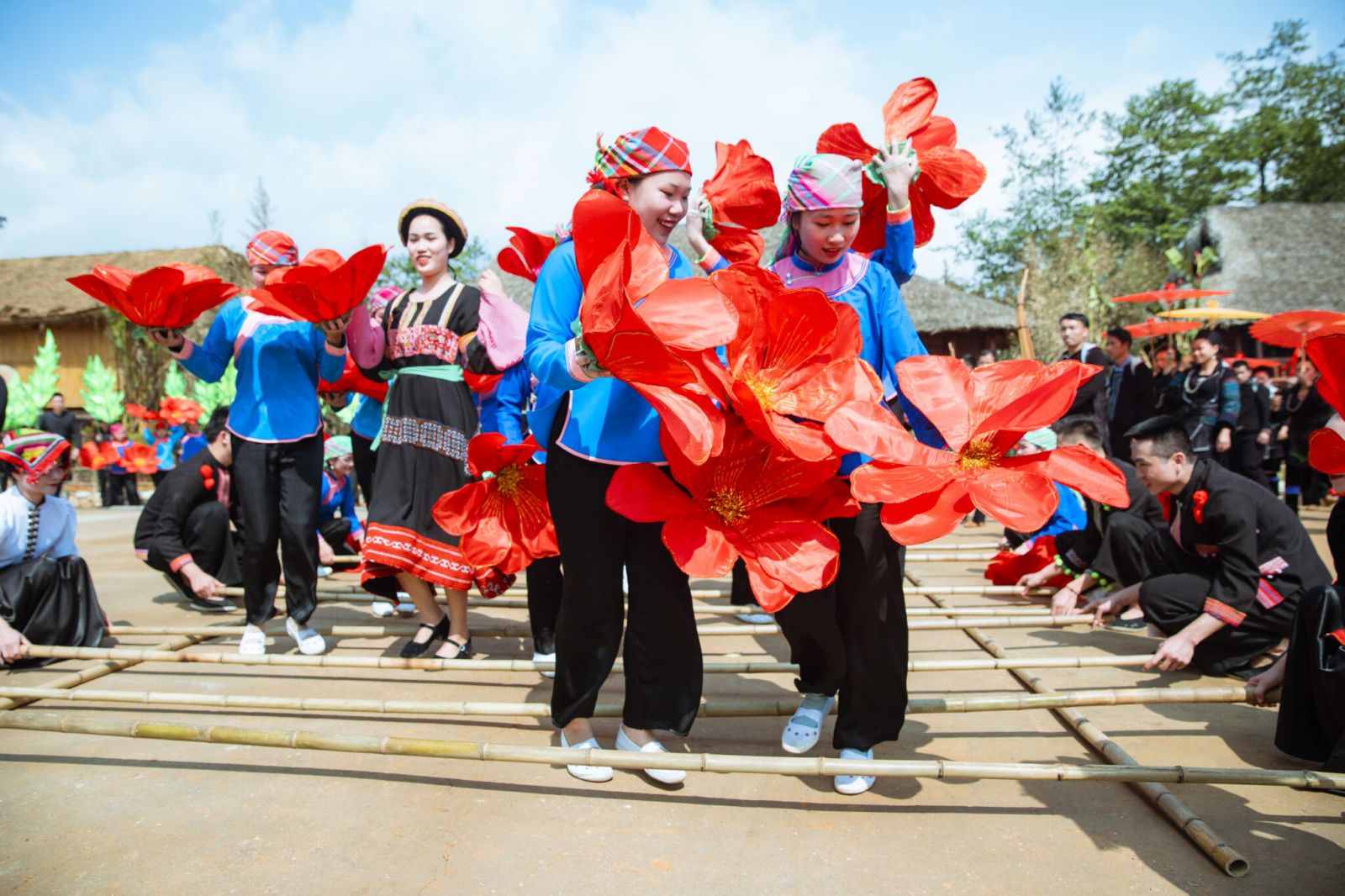  Trình diễn nghệ thuật đậm đà bản sắc văn hóa Tây Bắc tại Lễ hội hoa hồng Sa Pa, Lào Cai