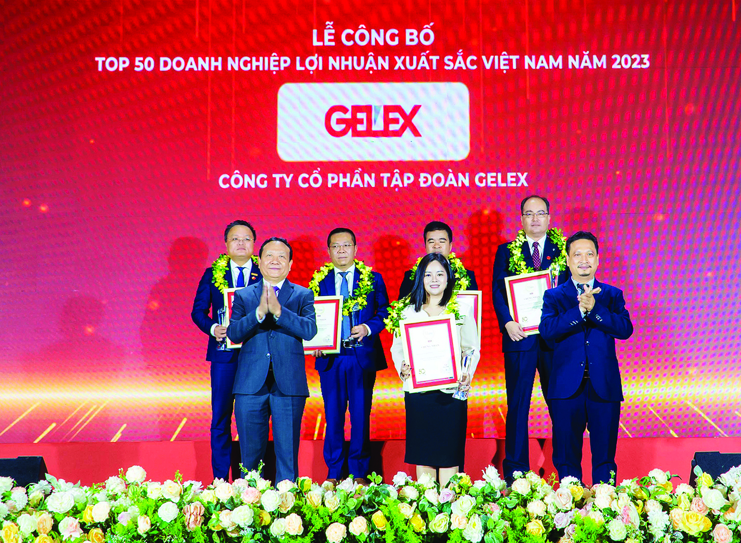  Bà Nguyễn Hồng Nhung - Giám đốc Truyền thông Tập đoàn GELEX nhận Cúp và chứng nhận Top 50 Doanh nghiệp lợi nhuận tốt nhất Việt Nam – năm 2023.
