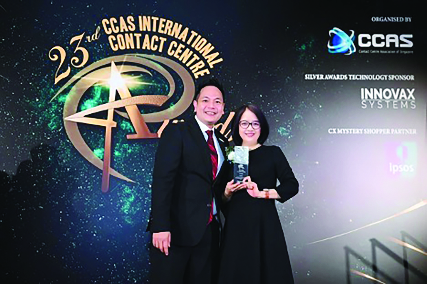 p/Bà Đào Bích Diệp, Giám đốc Trung tâm CSKH BIDV nhận giải thưởng do CCAS trao tặng