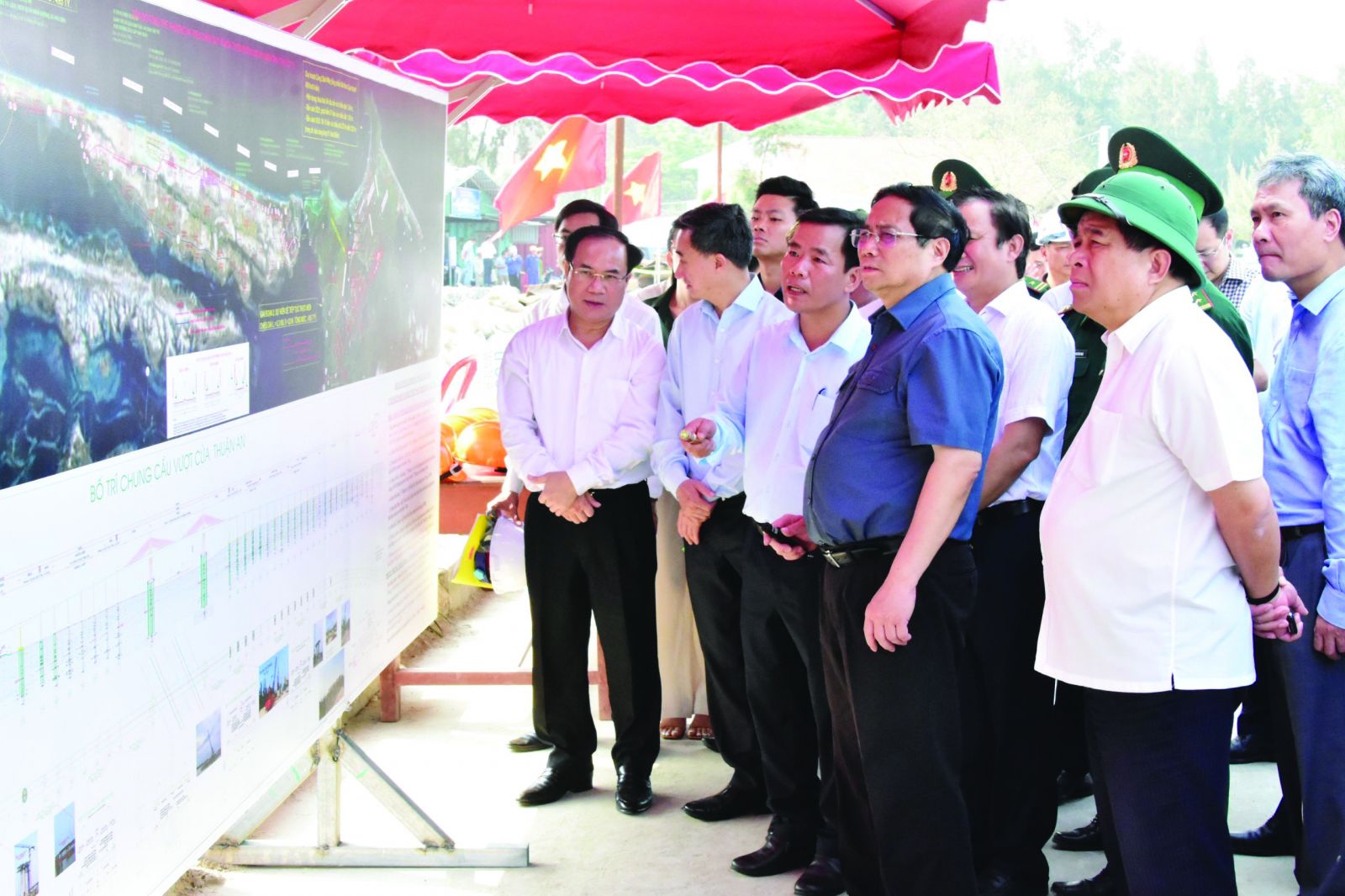  Thủ tướng Phạm Minh Chính cùng lãnh đạo tỉnh Thừa Thiên Huế kiểm tra tiến độ dự án Cầu vượt cửa biển Thuận An