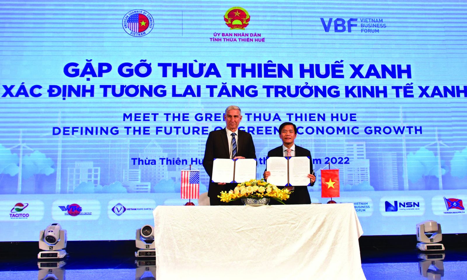 Chủ tịch AmCham - ông John Rockhold và Chủ tịch UBND tỉnh Thừa Thiên Huế Nguyễn Văn Phương ký kết thỏa thuận hợp tác
