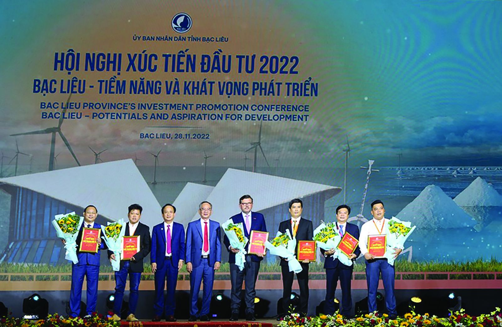  Lãnh đạo tỉnh Bạc Liêu trao giấy chứng nhận đăng ký cho các nhà đầu tư.