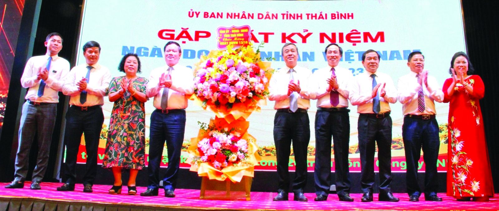  Lãnh đạo tỉnh Thái Bình tặng hoa chúc mừng cộng đồng doanh nhân, doanh nghiệp tỉnh nhân ngày 13/10/2023