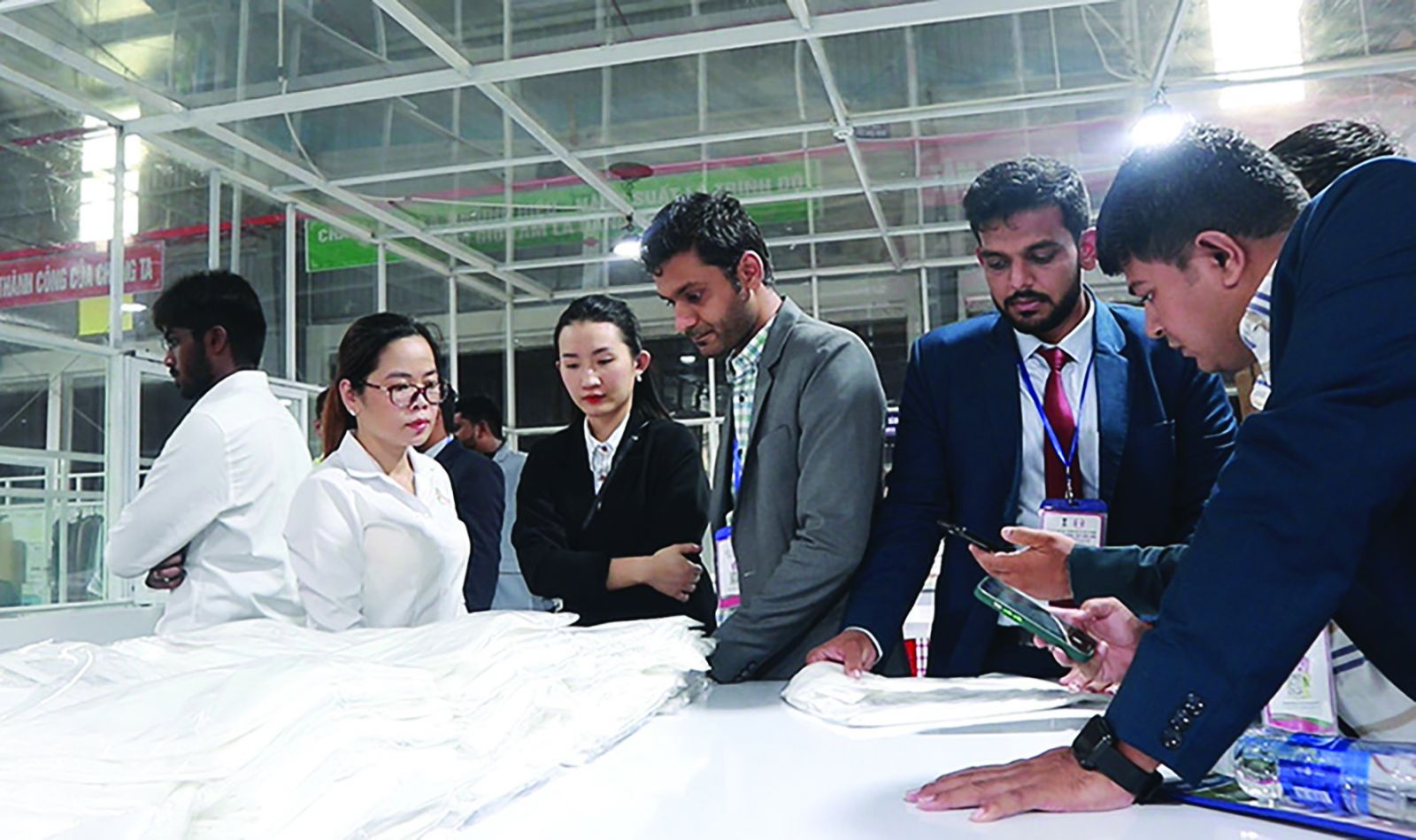  Doanh nghiệp Ấn Độ tìm hiểu cơ hội hợp tác, đầu tư tại Công ty May Phụng Nguyên, huyện Thanh Bình