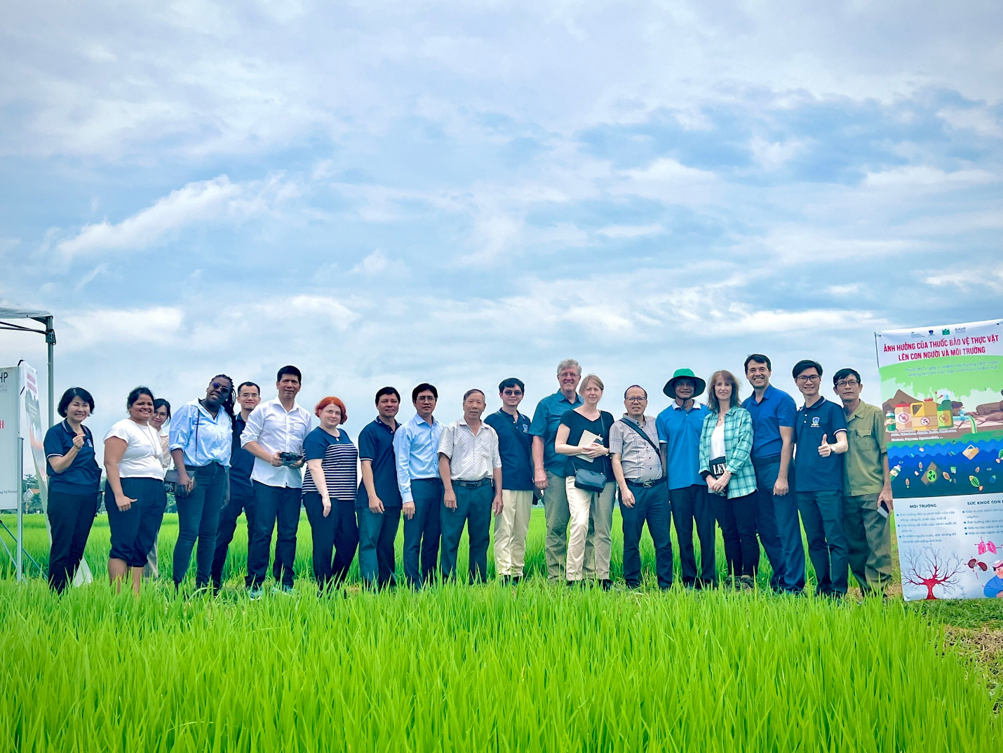 Lãnh đạo đơn vị Trường Đại học Nguyễn Tất Thành, Hiệp hội Bảo vệ Thiên nhiên và Môi trường Việt Nam, Đơn vị hội đồng quốc tế GAHP, DEFRA và nông dân
