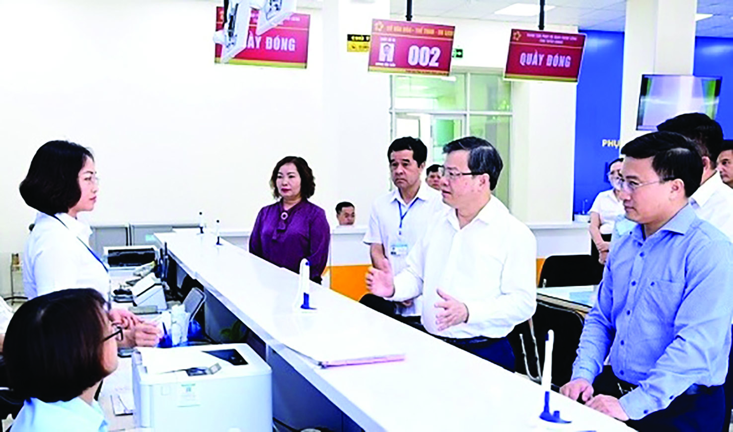  Chủ tịch UBND tỉnhTuyên Quang Nguyễn Văn Sơn kiểm tra việc giải quyết thủ tục hành chính tại Trung tâm Phục vụ hành chính công tỉnh.
