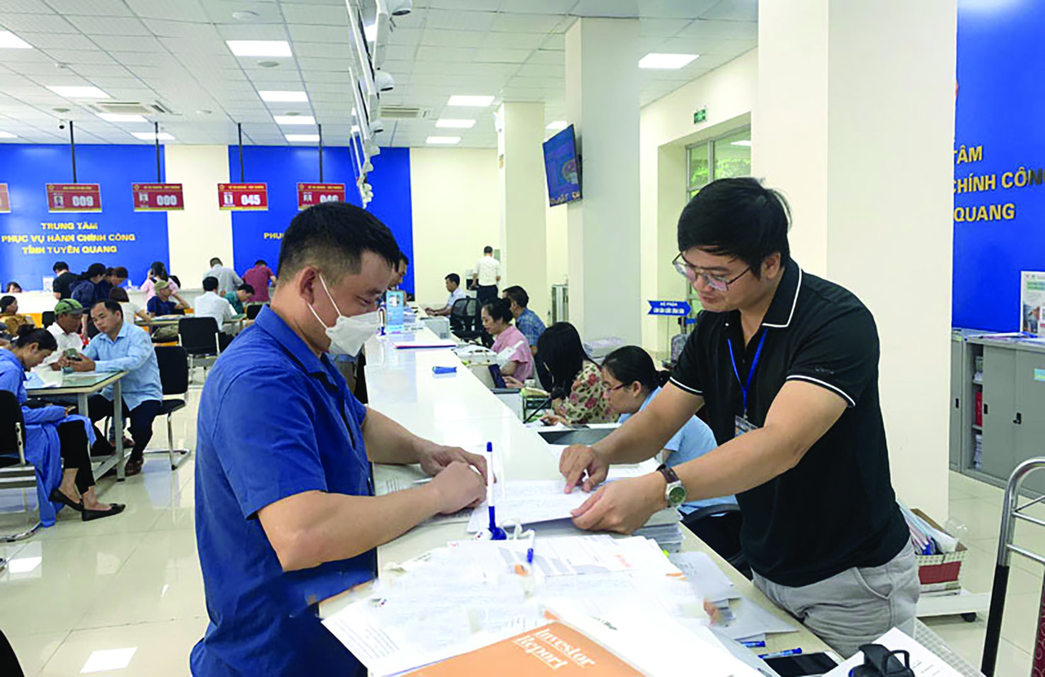  Hướng dẫn người dân thực hiện các thủ tục hành chính tại Trung tâm hành chính công của tỉnh Tuyên Quang