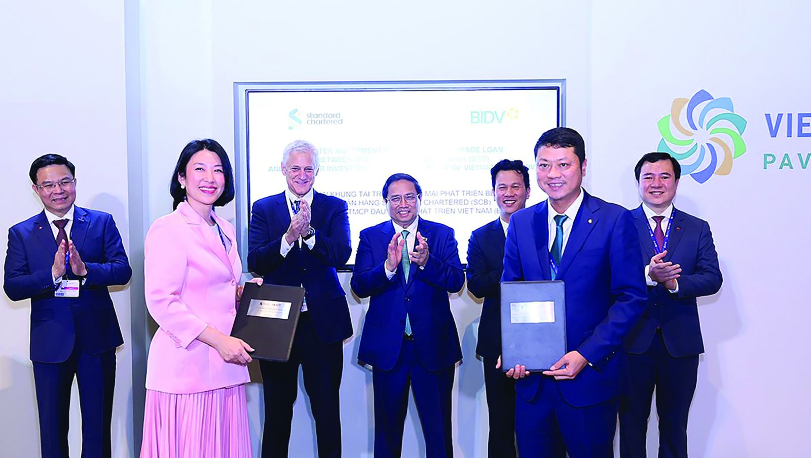  Ông Lê Ngọc Lâm - Tổng giám đốc BIDV và bà Michele Wee – Tổng Giám đốc Standard Chartered Bank Việt Nam trao Thỏa thuận khung Tài trợ thương mại Phát triển bền vững.