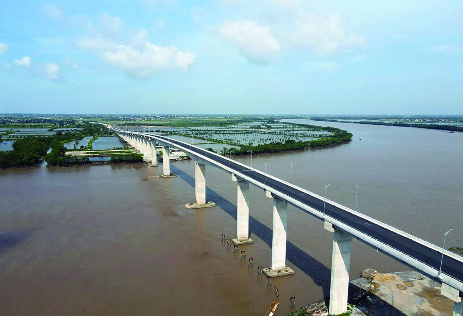  Cầu vượt sông Văn Úc dài 2,24 km nối huyện Kiến Thuỵ với huyện Tiên Lãng đã cơ bản hoàn thành