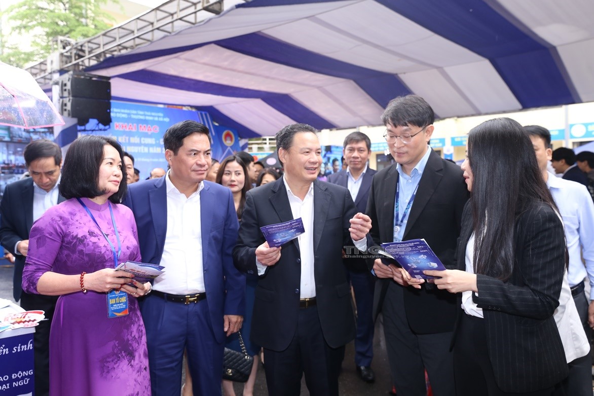 Các đại biểu tham gia các hoạt động của Tuần cao điểm và Ngày hội việc làm tỉnh Thái Nguyên năm 2023