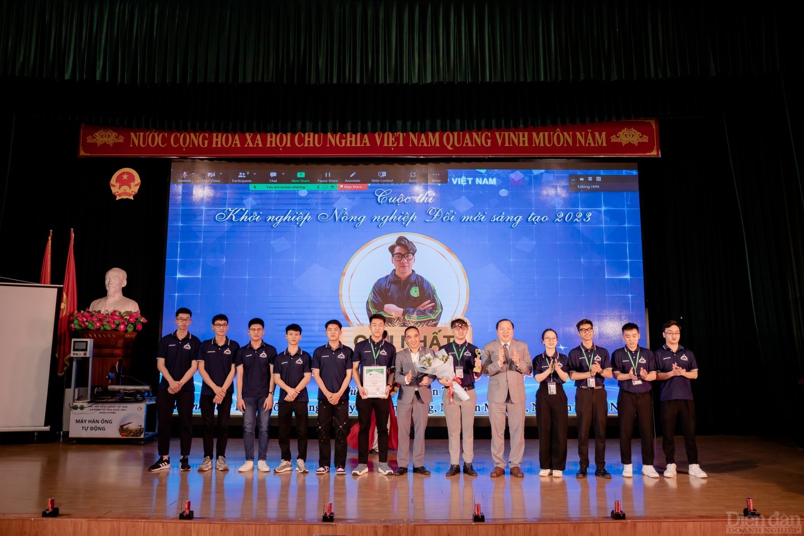 Ban tổ chức trao giải Nhất cho các tác giả của dự án “Chế tạo máy hàn tự động” của sinh viên Học viện Nông nghiệp Việt Nam.