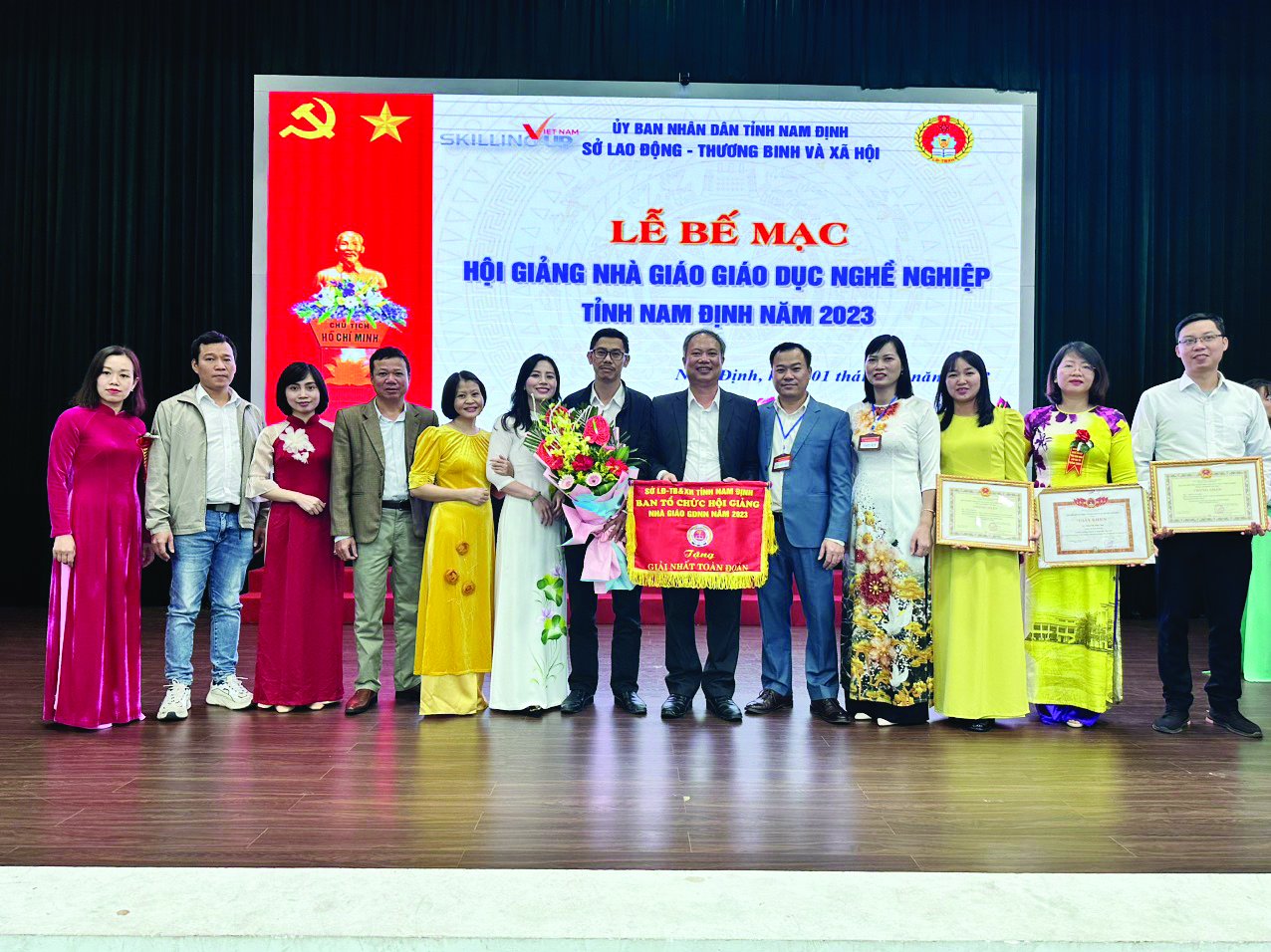  Tập thể lãnh đạo, giảng viên trường Cao đẳng Kinh tế và Công nghệ Nam Định nhận cờ “Giải Nhất toàn đoàn” do UBND tỉnh trao tặng trong kỳ Hội giảng Nhà giáo Giáo dục nghề nghiệp tỉnh Nam Định năm 2023.