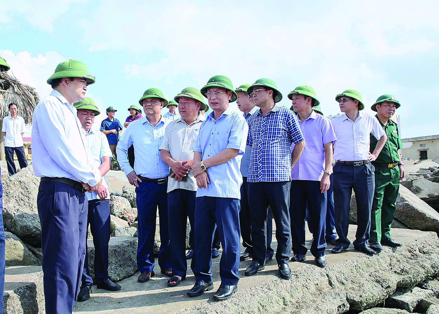  Chủ tịch UBND tỉnh Nam Định, ông Phạm Đình Nghị cùng lãnh đạo tỉnh, các sở, ban, ngành kiểm tra đê kè biển và công tác phòng chống thiên tai tại thị trấn Thịnh Long huyện Hải Hậu
