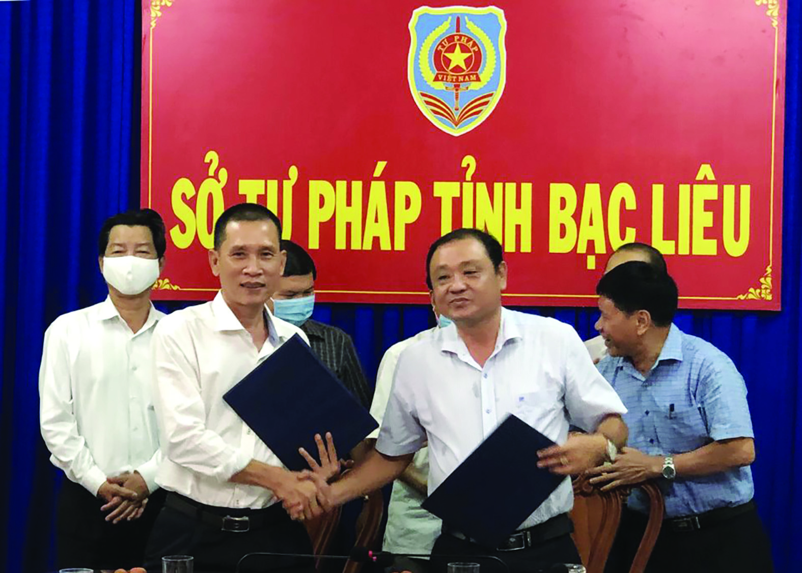 p/Giám đốc Sở Tư pháp Vưu Nghị Bình và Chủ tịch Hiệp hội Doanh nghiệp tỉnh Bạc Liêu Lê Chí Tôn ký kết Quy chế phối hợp.