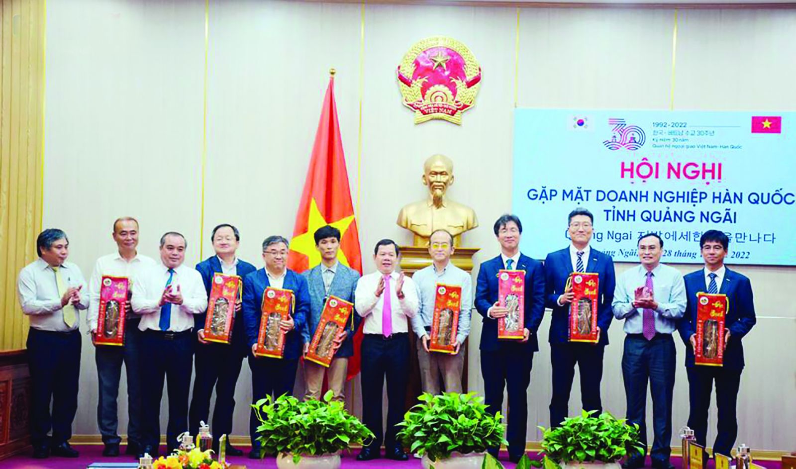 <p/>Gặp mặt các doanh nghiệp Hàn Quốc tại Quảng Ngãi nhân kỷ niệm 30 năm thiết lập quan hệ ngoại giao Việt Nam - Hàn Quốc. Ảnh: Ánh Nguyệt