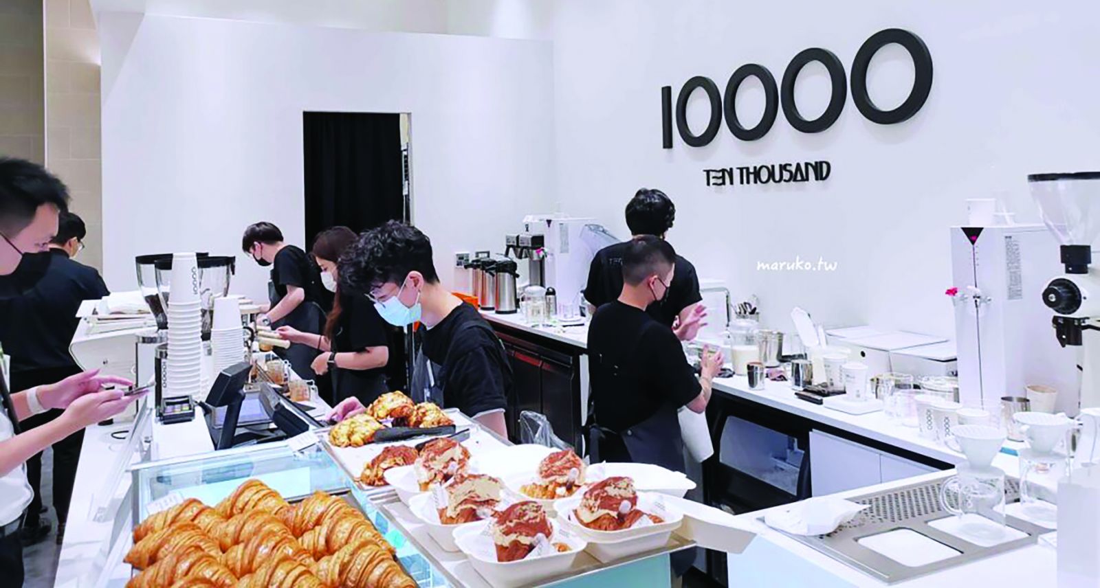  10.000 vừa chính thức khai trương cửa hàng đầu tiên tại Việt Nam cũng là đầu tiên ở khu vực Đông Nam Á.