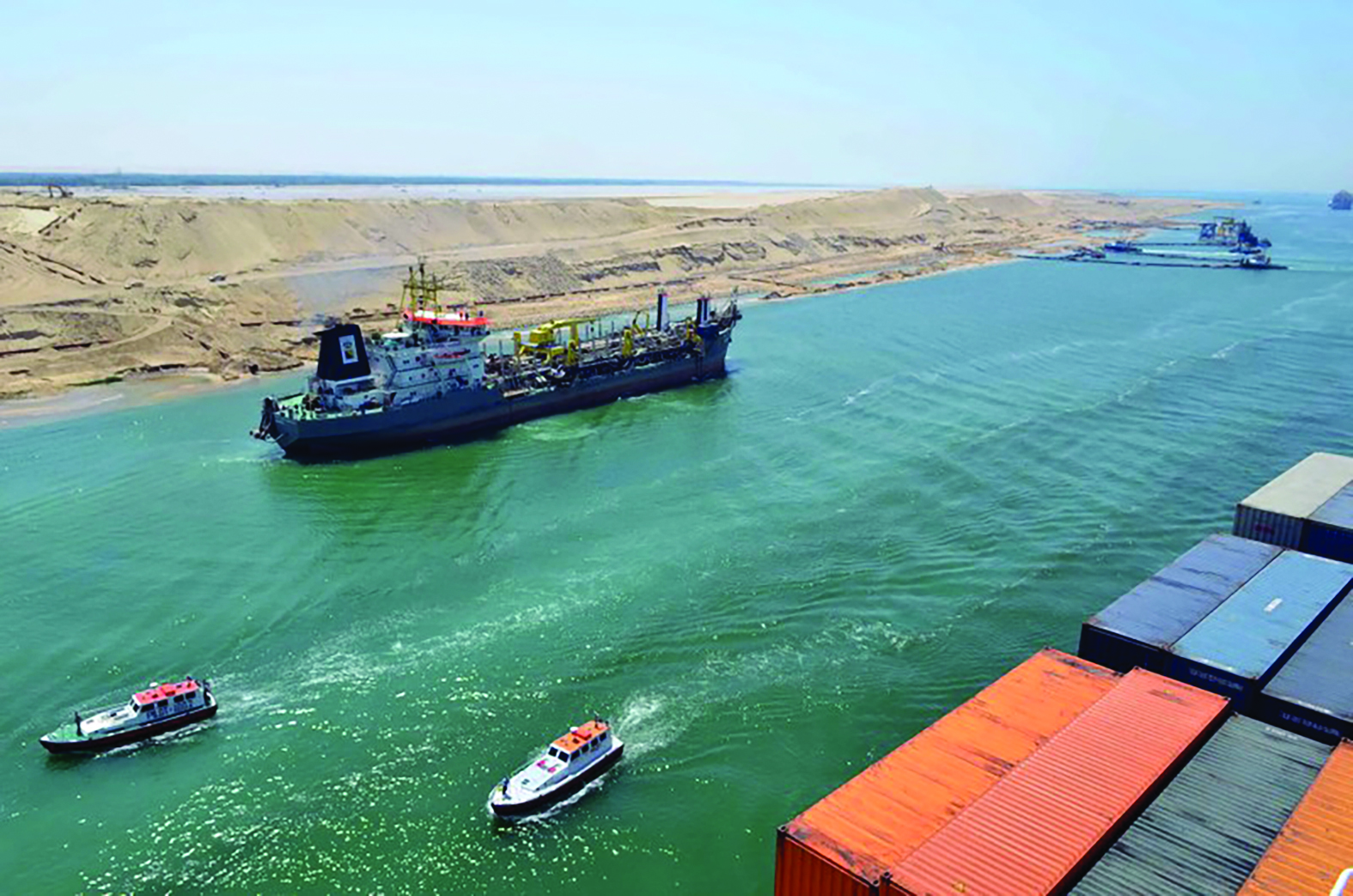 p/Biển Đỏ là tuyến đường biển ngắn nhất nối châu Á và châu Âu thông qua Kênh đào Suez. 
