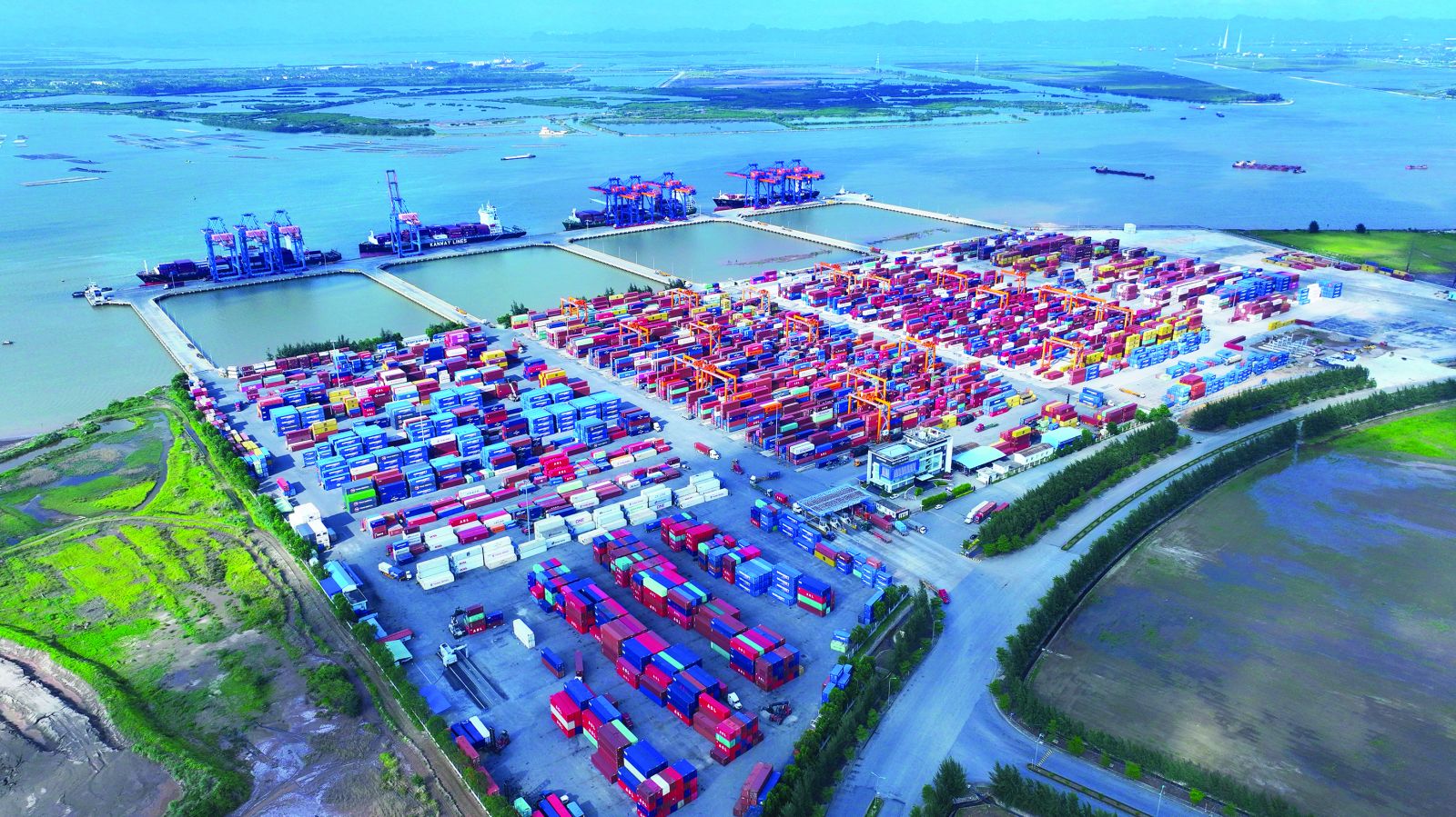  Theo Quyết định 1516/QĐ-TTg, cảng biển và logistics là 1 trong 3 trụ cột quan trọng trong phát triển kinh tế thành phố Hải phòng. Trong ảnh là Cảng Nam Đình Vũ Hải Phòng.