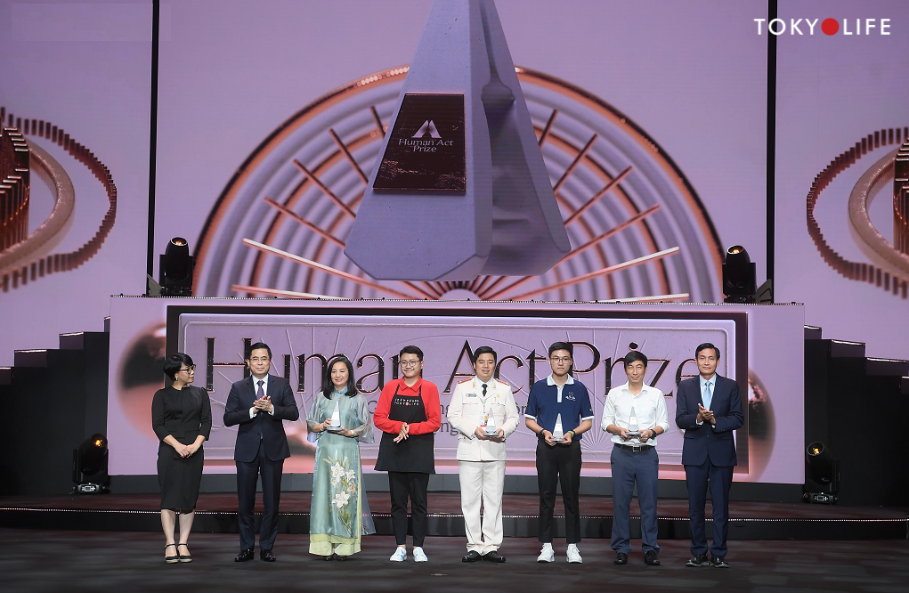  Các đại diện TokyoLife lên nhận giải Dự Án Triển Vọng trong Gala Giải thưởng Hành động vì Cộng đồng - Human Act Prize 2023
