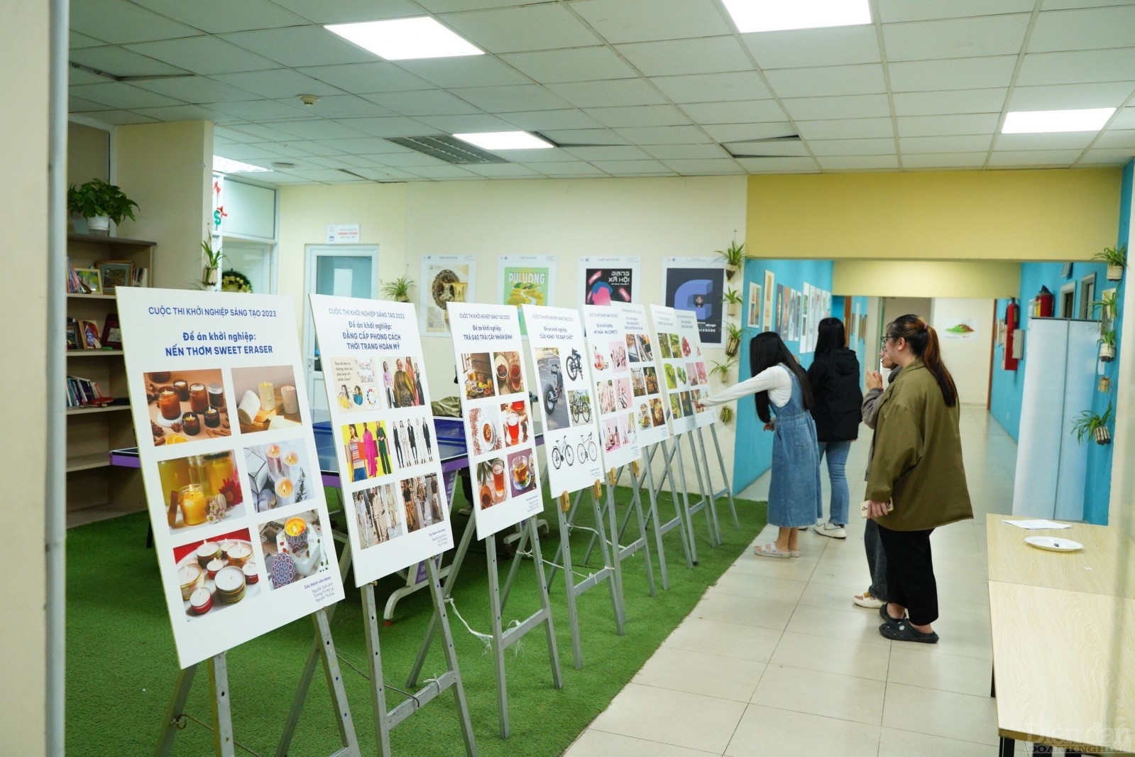 Góc chưng bày hình ảnh các dự án tham gia Cuộc thi Chung kết cuộc thi Khởi nghiệp sáng tạo 2023 do Trường đại học Nguyễn Trãi tổ chức