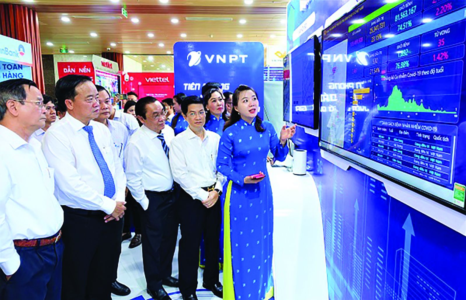 Lãnh đạo tỉnh Cà Mau tham quan các mô hình về công nghệ số do VNPT cung cấp.