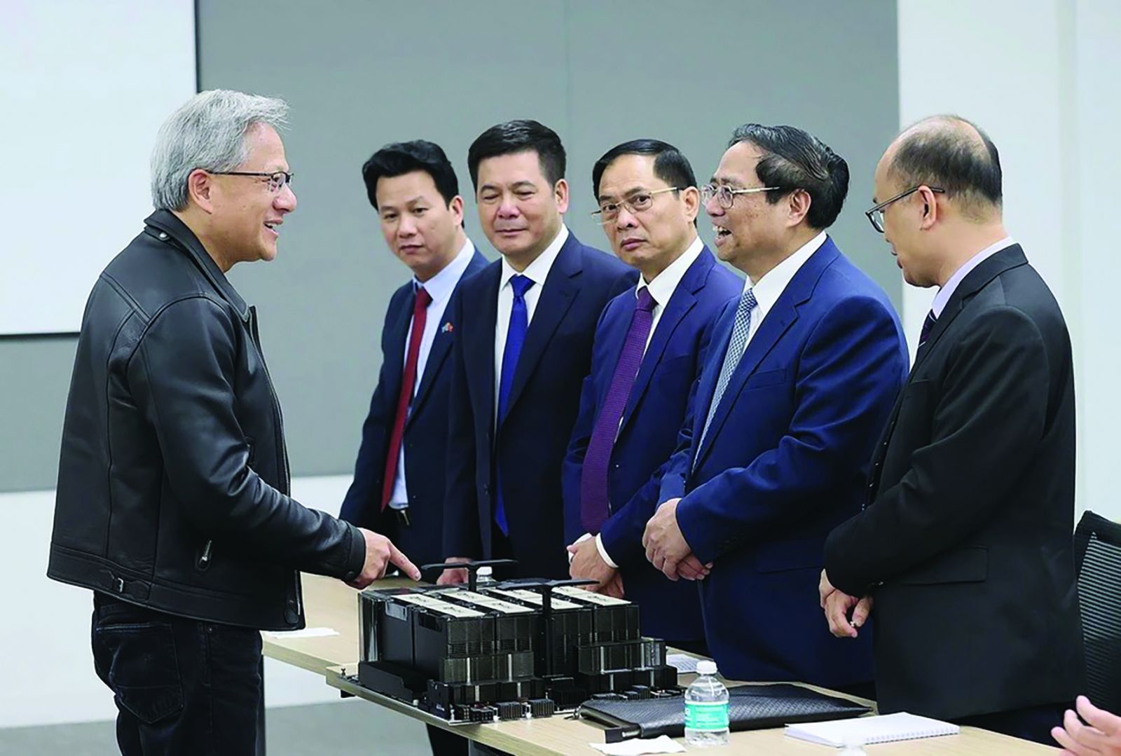  Chủ tịch Nvidia Jensen Huang giới thiệu với Thủ tướng Phạm Minh Chính về chip A100 dựa trên AI của Nvidia. Ảnh: Dương Giang